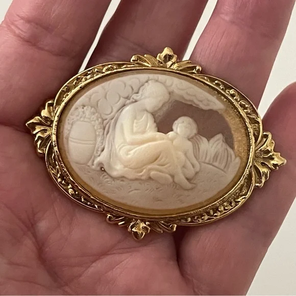 Vintage Brooch Goldtone Mother and Child Cameo Metal Pin (Possibly 1928 Brand) - Picture 5 of 16